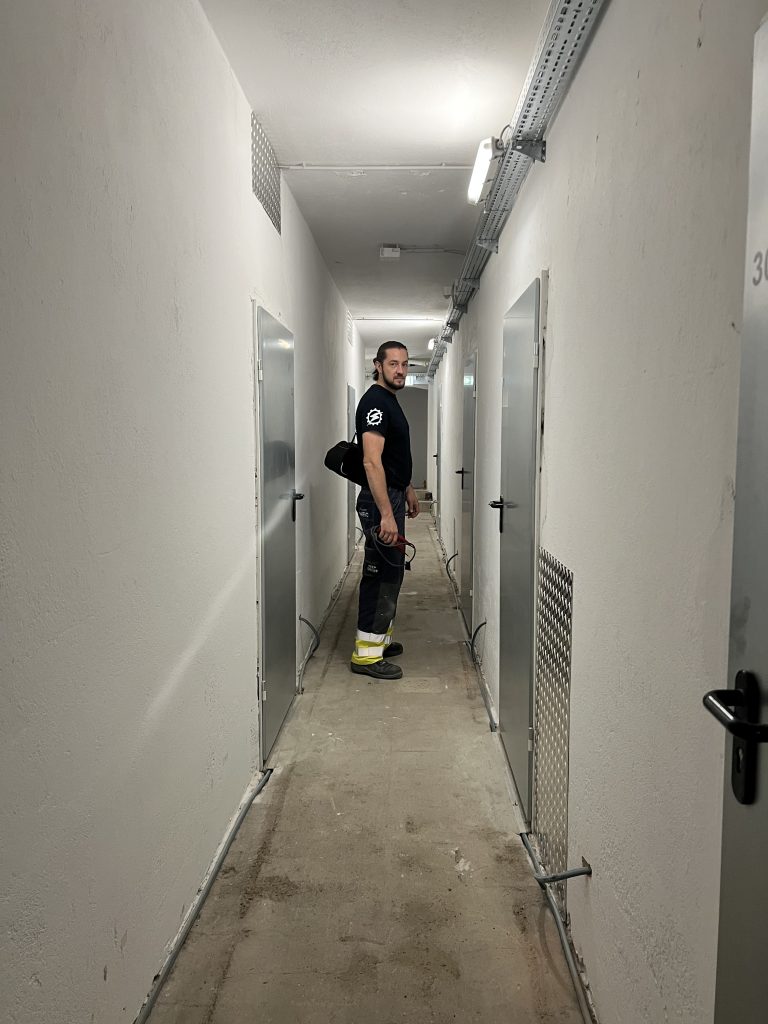 elektroinstallateur von supravolt auf dem weg zu einem auftrag scaled