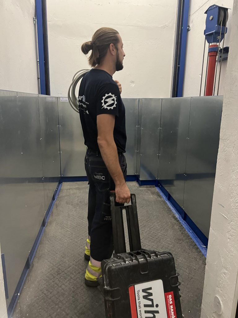 elektroinstallateur von supravolt mit arbeitsausstattung scaled