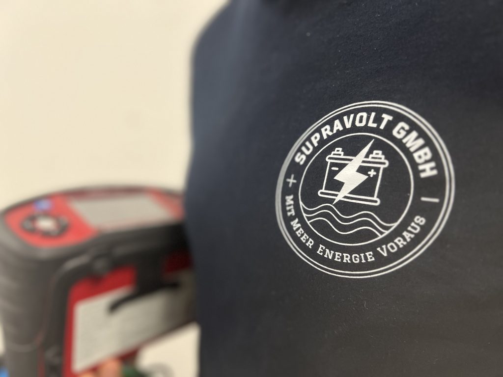elektrotechniker supravolt logo auf einem shirt scaled
