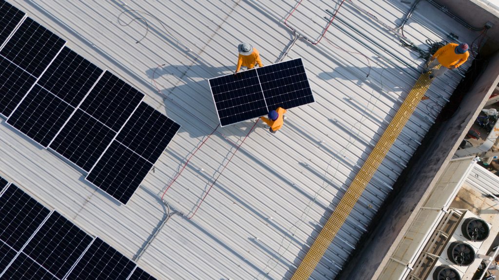 pv anlagen solarpaneele werden auf dem dach installiert 1 scaled