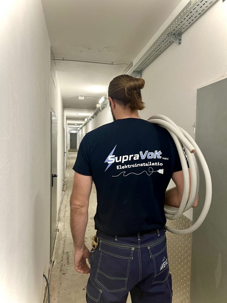supravolt elektroinstallationen logo auf t shirt scaled